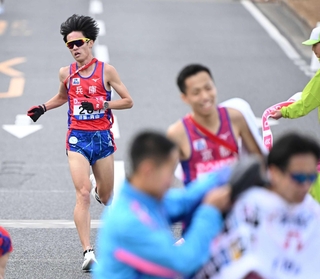 京都、大阪に抜かれ、１０位でフィニッシュする兵庫のアンカー片川祐大（撮影・大田将之）