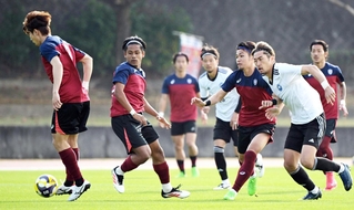 町田との練習試合に臨む神戸の選手たち。神戸から町田に移籍した菊池（右）も出場した＝２１日、沖縄県西原町、西原町民陸上競技場（撮影・大田将之）