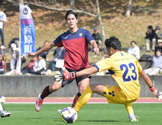 沖縄ＳＶとの練習試合でゴールを決める神戸の武藤＝２１日、沖縄県西原町、西原町民陸上競技場（撮影・大田将之）