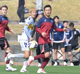 沖縄ＳＶとの練習試合で約１年半ぶりに実戦に臨む神戸の斉藤未月（右）＝２１日、沖縄県西原町、西原町民陸上競技場（撮影・大田将之）