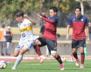 沖縄ＳＶとの練習試合で約１年半ぶりの実戦に臨む神戸の斉藤（中央）＝撮影・大田将之