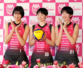 姫路のユニホームを披露する（左から）秋本美空、河俣心海、矢田和香＝姫路市本町、イーグレひめじ
