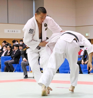 男子66キロ級決勝　相手の体勢を崩す神港学園の藤村立志（左）
