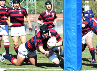 決勝・関学－報徳　前半、中央を破ってトライする報徳の野村