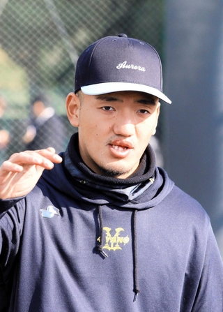 母校育英高のグラウンドで「高校では守備の全てを教わった」と語る広島の矢野雅哉内野手＝神戸市須磨区