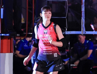 姫路のエースとして存在感を発揮する井上愛里沙＝１０月１９日、姫路市のヴィクトリーナ・ウインク体育館