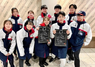ショートトラック成年男子５０００メートルリレーと成年女子３０００メートルリレーを制した兵庫のメンバー＝岡山市内（兵庫県スケート連盟提供）