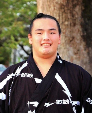 母校の大木前に立つ幕下大辻＝加古川市加古川町中津、氷丘小学校
