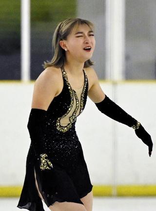 フィギュア成年女子フリー　ミスがあり、フィニッシュで苦笑する兵庫・坂本花織＝ヘルスピア倉敷アイスアリーナ
