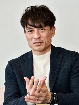 ４７都道府県を訪問している日本サッカー協会の宮本恒靖会長＝３１日午後、神戸市中央区東川崎町１、神戸新聞社（撮影・長嶺麻子）