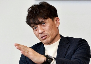 ４７都道府県を訪問している日本サッカー協会会長の宮本恒靖さん＝３１日午後、神戸市中央区東川崎町１、神戸新聞社（撮影・長嶺麻子）