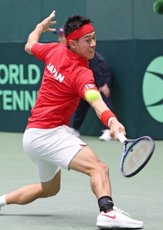 バックハンドのスライスでかろうじてボールを返す錦織圭（撮影・笠原次郎）