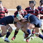 東海大大阪仰星-報徳　後半、東海大大阪仰星に突破を阻まれる報徳の福本（中央）＝撮影・大田将之