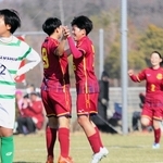 鳴門渦潮-神戸弘陵　後半11分、追加点を奪って喜ぶ神戸弘陵のＦＷ早瀬（右）＝三木市、三木総合防災公園