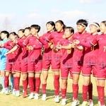鳴門渦潮-神戸弘陵　初のベスト８進出を応援席と一緒に祝う神戸弘陵イレブン＝三木市、三木総合防災公園