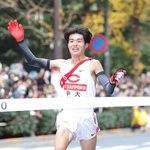 ゴールする中大・藤田大智＝東京・大手町（撮影・西岡正）