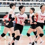 女子１回戦・習志野-須磨ノ浦　第１セット、得点を決めて喜ぶ須磨ノ浦の選手たち