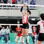 女子１回戦・習志野-須磨ノ浦　第１セット、トスを上げる須磨ノ浦の片倉（中央）