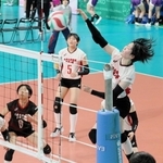 女子１回戦・習志野-須磨ノ浦　第２セット、スパイクを打ち込む須磨ノ浦の児島主将（右）