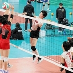 女子１回戦・習志野-須磨ノ浦　第２セット、スパイクを打ち込む須磨ノ浦の児島主将（中央）
