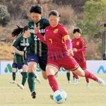 常盤木学園-神戸弘陵　前半、攻め込む神戸弘陵の佐治主将（７）