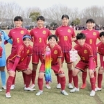 試合前、記念写真に納まる神戸弘陵の選手たち