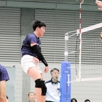 男子２回戦・西原-市尼崎　第２セット、スパイクを打ち込む市尼崎のハントラクル（中央）＝東京体育館　