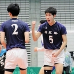 男子２回戦・西原-市尼崎　第２セット、得点を奪い、ガッツポーズを決める市尼崎の川上（右）＝東京体育館　
