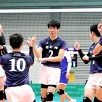 男子２回戦・西原-市尼崎　第２セット、得点を決めて仲間とポーズを取る市尼崎の下村（中央）＝東京体育館