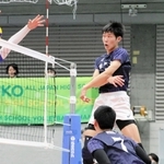 男子２回戦・西原-市尼崎　第１セット、スパイクを打ち込む市尼崎の川上（中央）＝東京体育館　