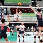 男子３回戦・市尼崎-東北　スパイクを放つ市尼崎の森脇主将（中央）＝東京体育館