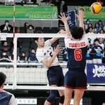 男子３回戦・市尼崎-東北　スパイクを打ち込む市尼崎の川上（白）＝東京体育館