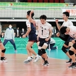 男子３回戦・市尼崎-東北　ブロックを決めてガッツポーズを決める市尼崎の森脇主将（中央）＝東京体育館