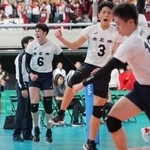 男子準々決勝・市尼崎-福井工大福井　スパイクを決め、喜ぶ市尼崎・ハントラクル星夏（左）＝撮影・吉澤敬太