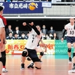 男子準々決勝・市尼崎-福井工大福井　第１セット、体勢を崩しながらもボールをつなぐ市尼崎の高田（中央）