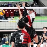 男子準々決勝・市尼崎-福井工大福井　第１セット、スパイクを打ち込む市尼崎のハントラクル（中央奥）