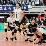 男子準々決勝・市尼崎-福井工大福井　第２セット、勝利を決めて駆け出す市尼崎の森脇主将（中央）とガッツポーズのハントラクル（中央左）