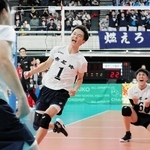 男子準々決勝・市尼崎-福井工大福井　勝利を決めて駆け出す市尼崎の森脇主将（左から２人目）とガッツポーズのハントラクル（同３人目）