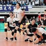 男子準々決勝・市尼崎－福井工大福井　第２セット、勝利を決めて駆け出す市尼崎の森脇主将（左から２人目）とガッツポーズのハントラクル（左端）