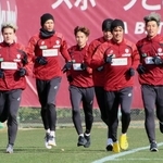 初練習で走り込む神戸の（右から）大迫、武藤らベテラン勢＝神戸市西区、いぶきの森球技場