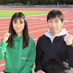田中希実（左）と父の健智コーチ＝小野希望の丘陸上競技場（撮影・風斗雅博）
