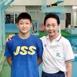 飛び込み用プールの前で写真に納まる馬淵かの子さん（右）と玉井陸斗＝２０２１年７月、宝塚市