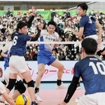 男子準決勝・駿台学園-市尼崎　スパイクを打ち抜かれる市尼崎の選手たち（手前）＝東京体育館