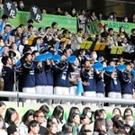 男子準決勝・駿台学園-市尼崎　ブラスバンドも駆けつけた市尼崎の応援席＝東京体育館