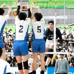 男子準決勝・駿台学園－市尼崎　第１セット、ブロックでマークされる市尼崎のハントラクル（右）