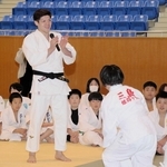 中学時代を過ごした姫路に戻り、指導する子どもを笑顔でたたえる村尾三四郎＝姫路市、兵庫県立武道館