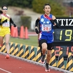 トラック勝負で神奈川（左）を抜き、１０位でゴールする兵庫のアンカー田中希実（撮影・斎藤雅志）