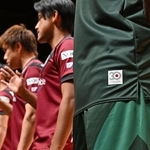 新しいユニフォームの腰元にあしらわれたチーム発足３０周年のロゴ＝１３日午後、神戸新聞松方ホール（撮影・風斗雅博）