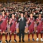 新シーズンに向けて意気込むヴィッセル神戸の吉田孝行監督（中央）と新加入選手たち＝１３日午後、神戸新聞松方ホール（撮影・風斗雅博）