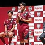 新加入の抱負を語る神戸の本山遥（中央）＝撮影・風斗雅博